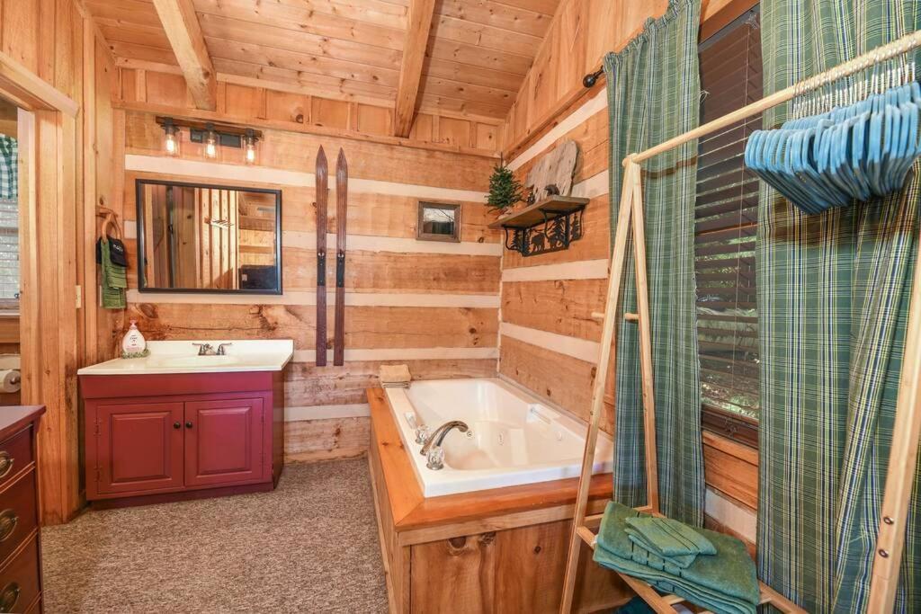 View! Cozy, Private, Fireplace, Hot Tub Log Cabin, Honeymoon! سيفيرفيل المظهر الخارجي الصورة