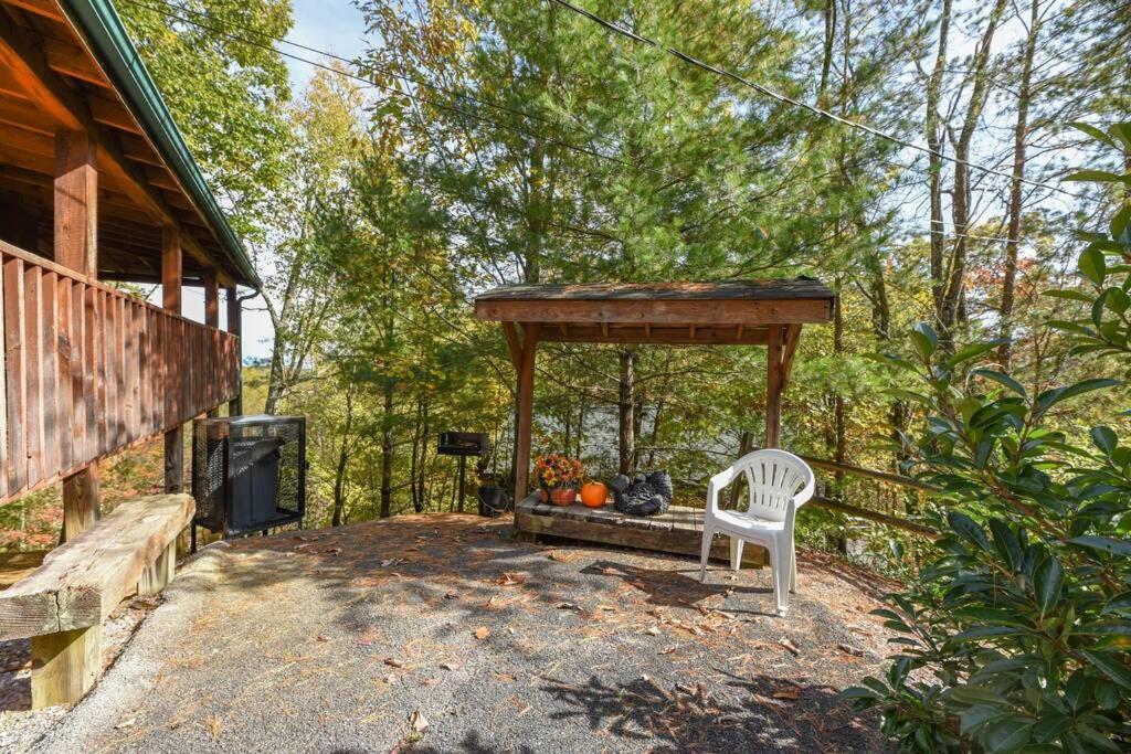 View! Cozy, Private, Fireplace, Hot Tub Log Cabin, Honeymoon! سيفيرفيل المظهر الخارجي الصورة