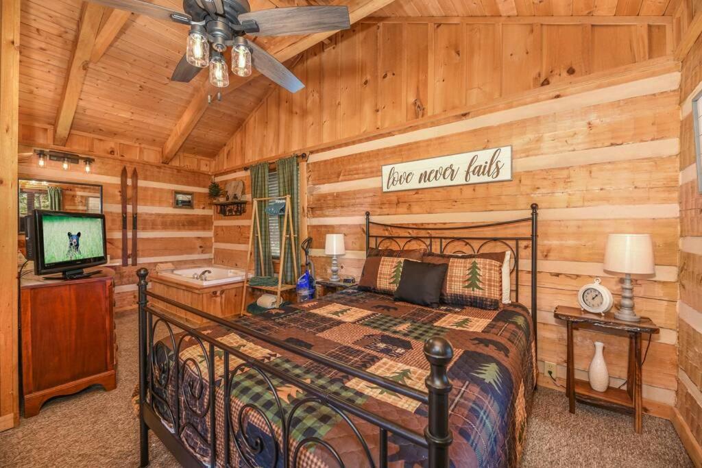 View! Cozy, Private, Fireplace, Hot Tub Log Cabin, Honeymoon! سيفيرفيل المظهر الخارجي الصورة