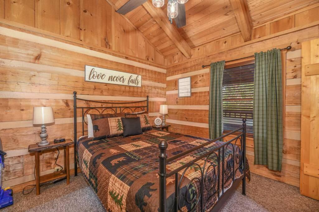 View! Cozy, Private, Fireplace, Hot Tub Log Cabin, Honeymoon! سيفيرفيل المظهر الخارجي الصورة