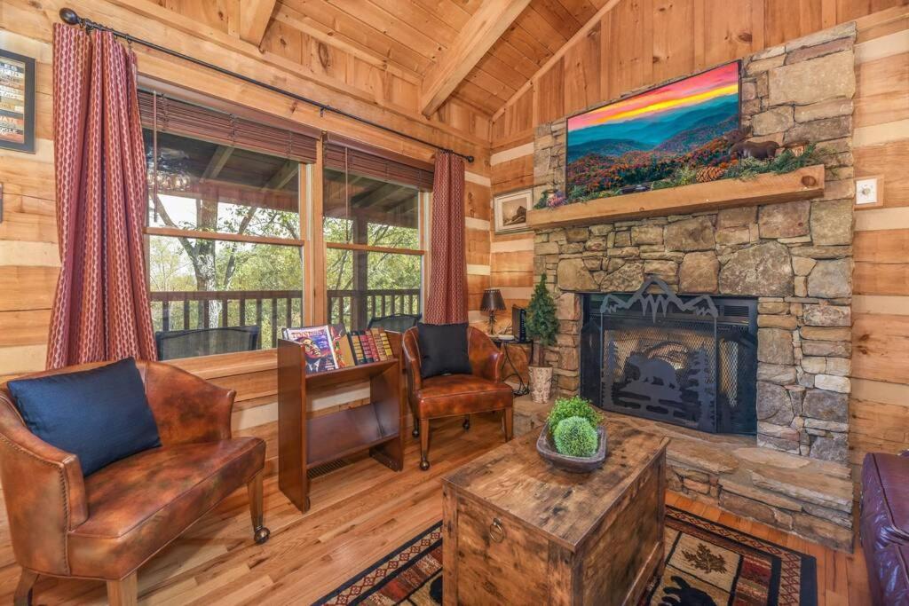 View! Cozy, Private, Fireplace, Hot Tub Log Cabin, Honeymoon! سيفيرفيل المظهر الخارجي الصورة
