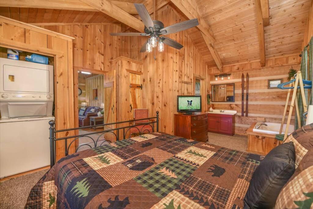 View! Cozy, Private, Fireplace, Hot Tub Log Cabin, Honeymoon! سيفيرفيل المظهر الخارجي الصورة