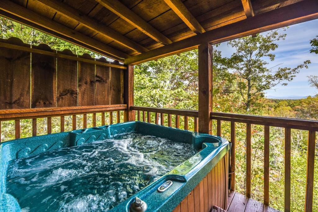 View! Cozy, Private, Fireplace, Hot Tub Log Cabin, Honeymoon! سيفيرفيل المظهر الخارجي الصورة