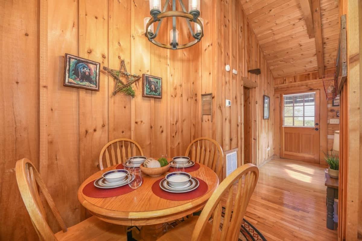 View! Cozy, Private, Fireplace, Hot Tub Log Cabin, Honeymoon! سيفيرفيل المظهر الخارجي الصورة