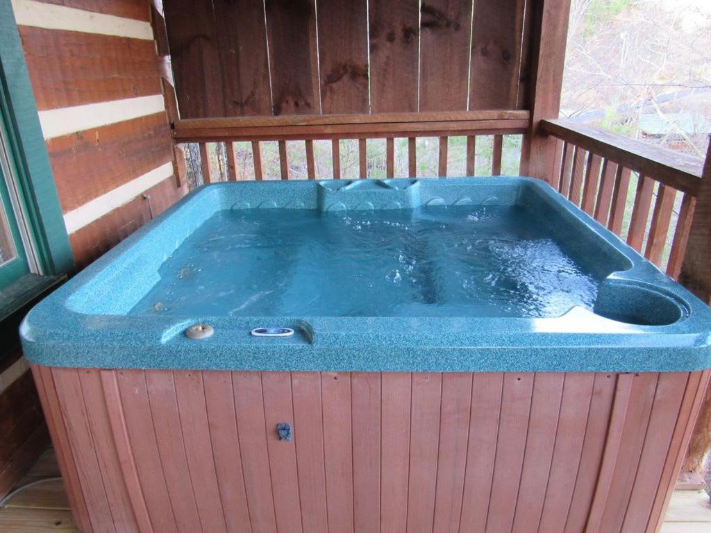 View! Cozy, Private, Fireplace, Hot Tub Log Cabin, Honeymoon! سيفيرفيل المظهر الخارجي الصورة