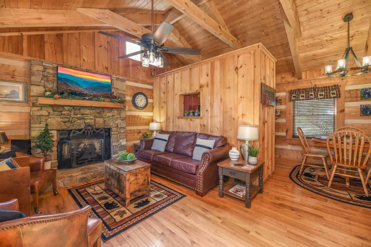 View! Cozy, Private, Fireplace, Hot Tub Log Cabin, Honeymoon! سيفيرفيل المظهر الخارجي الصورة
