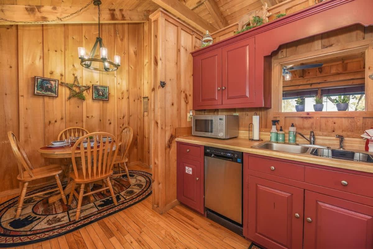 View! Cozy, Private, Fireplace, Hot Tub Log Cabin, Honeymoon! سيفيرفيل المظهر الخارجي الصورة
