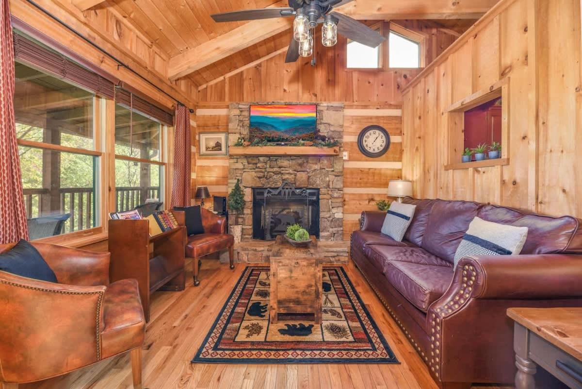 View! Cozy, Private, Fireplace, Hot Tub Log Cabin, Honeymoon! سيفيرفيل المظهر الخارجي الصورة