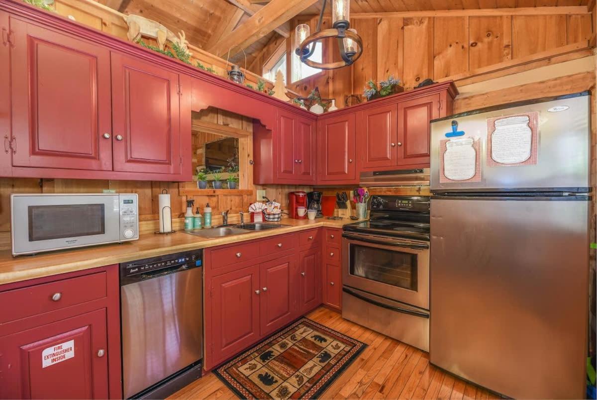 View! Cozy, Private, Fireplace, Hot Tub Log Cabin, Honeymoon! سيفيرفيل المظهر الخارجي الصورة
