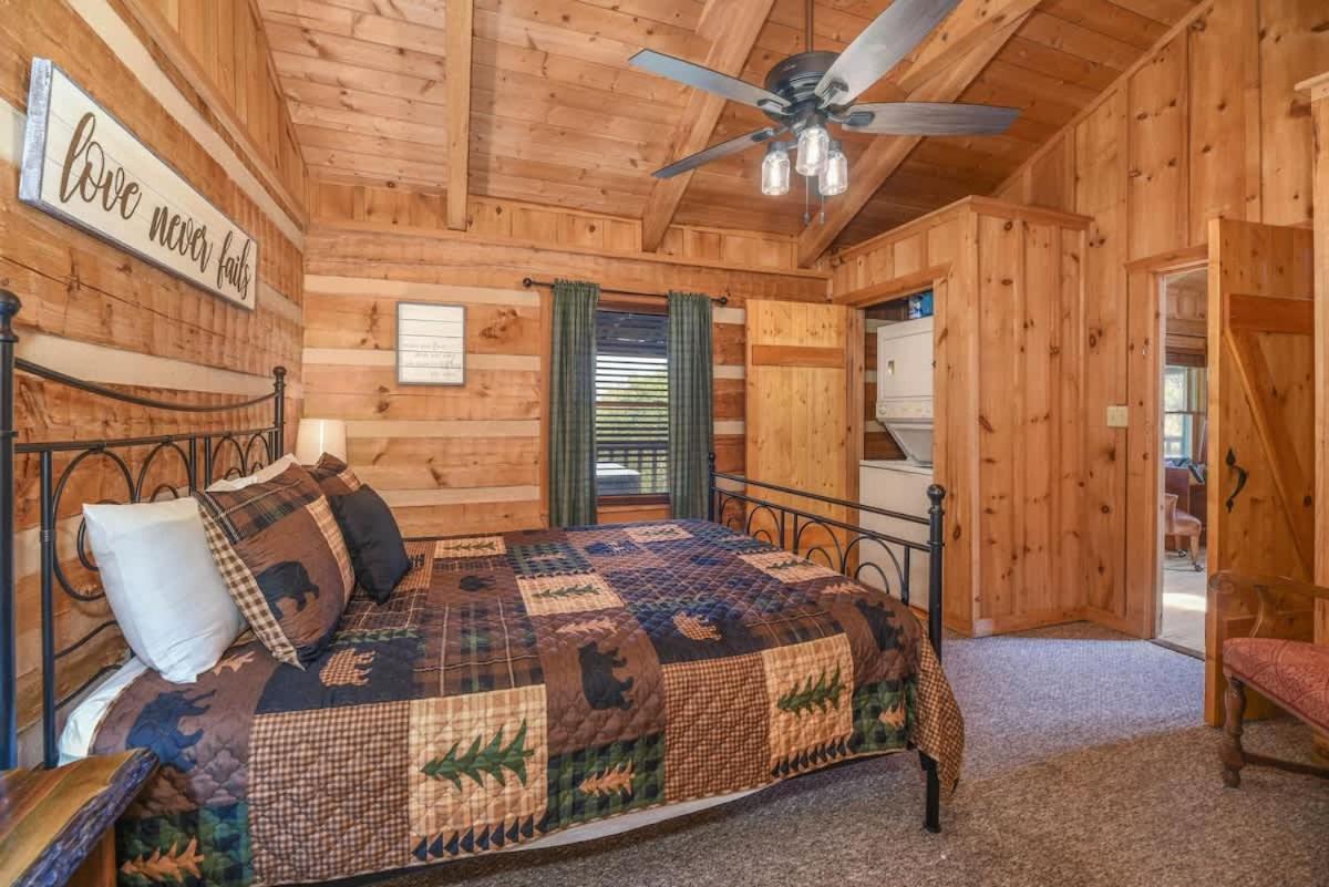 View! Cozy, Private, Fireplace, Hot Tub Log Cabin, Honeymoon! سيفيرفيل المظهر الخارجي الصورة